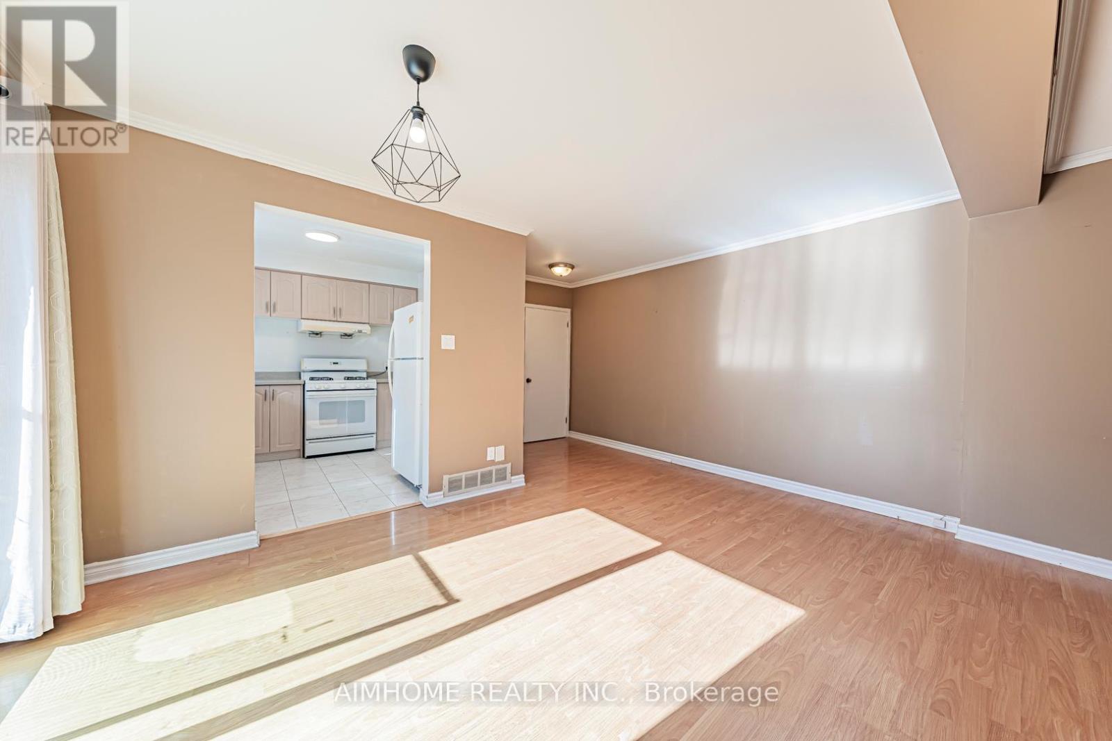 2583 Lundigan Drive, Mississauga, Ontario  L5J 3W2 - Photo 8 - W12439226