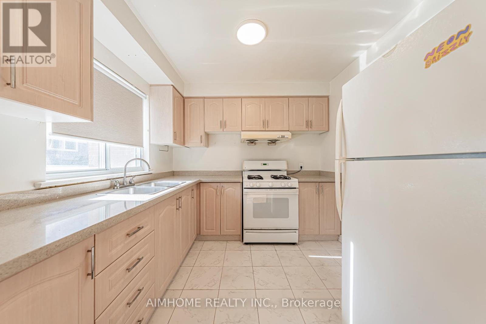 2583 Lundigan Drive, Mississauga, Ontario  L5J 3W2 - Photo 9 - W12439226