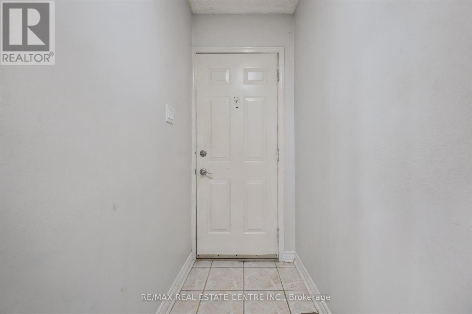 550 Ashprior Avenue, Mississauga, Ontario  L5R 3N2 - Photo 5 - W12439234