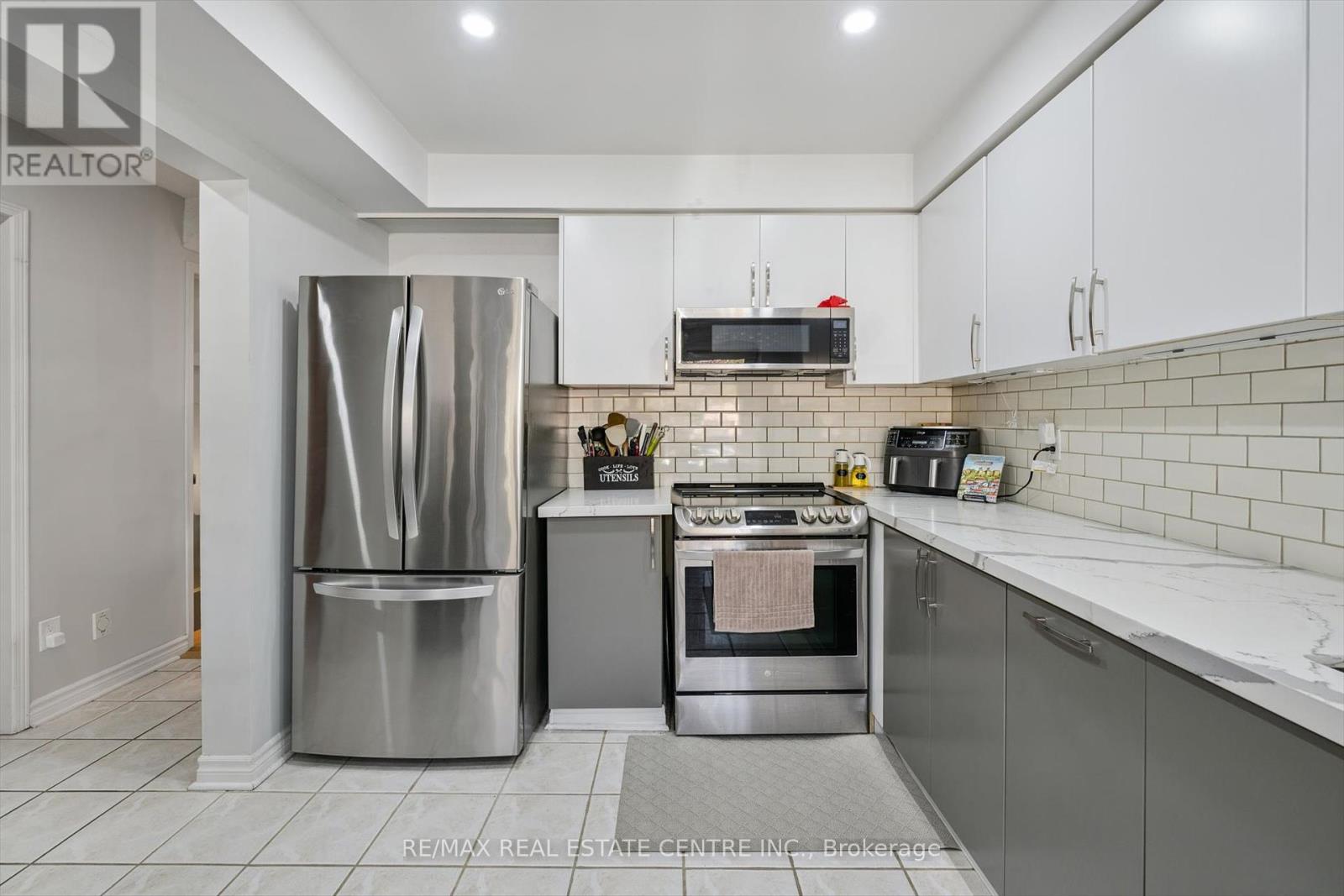 550 Ashprior Avenue, Mississauga, Ontario  L5R 3N2 - Photo 9 - W12439234