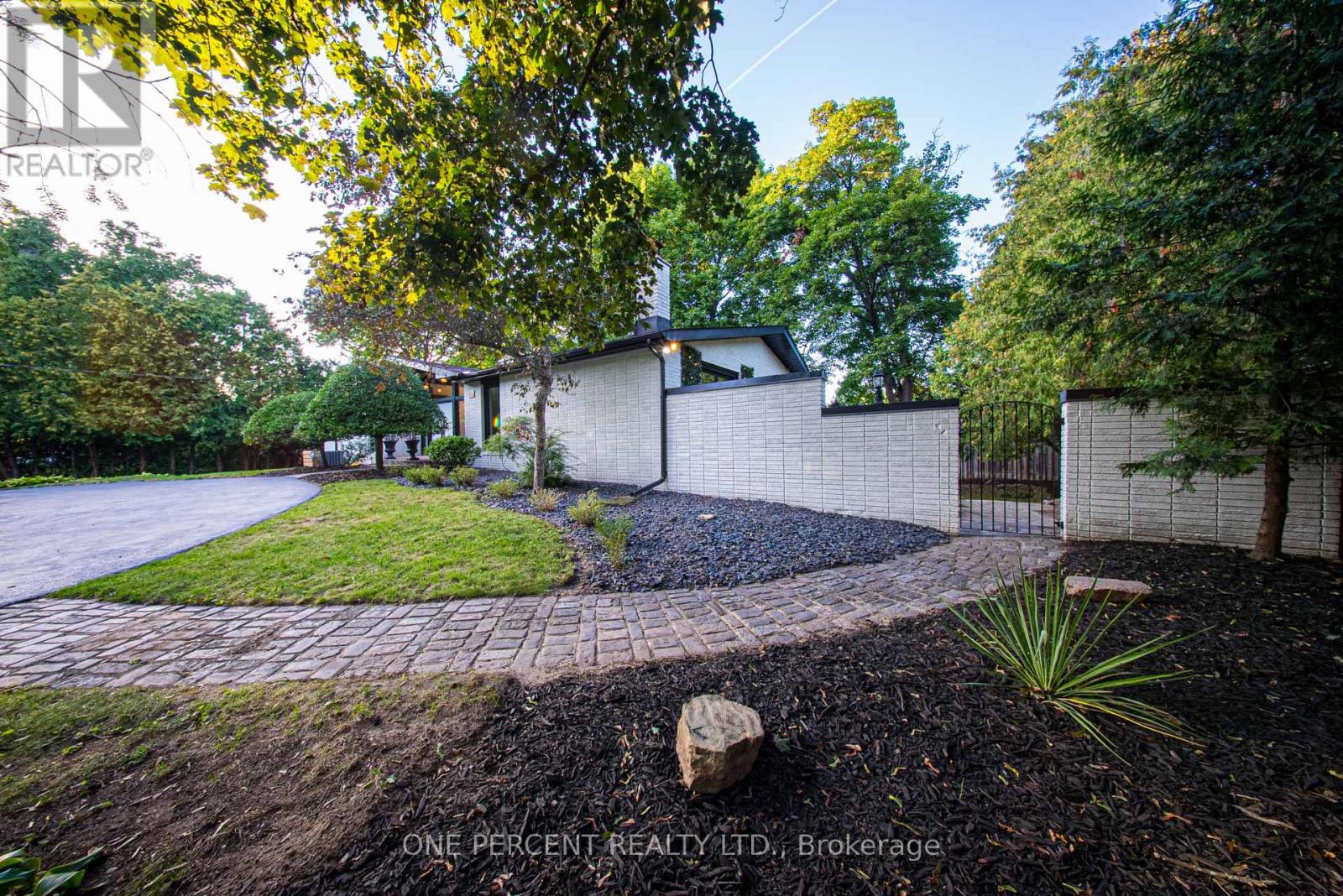 625 Sir Richards Road, Mississauga, Ontario  L5C 1A3 - Photo 11 - W12439236