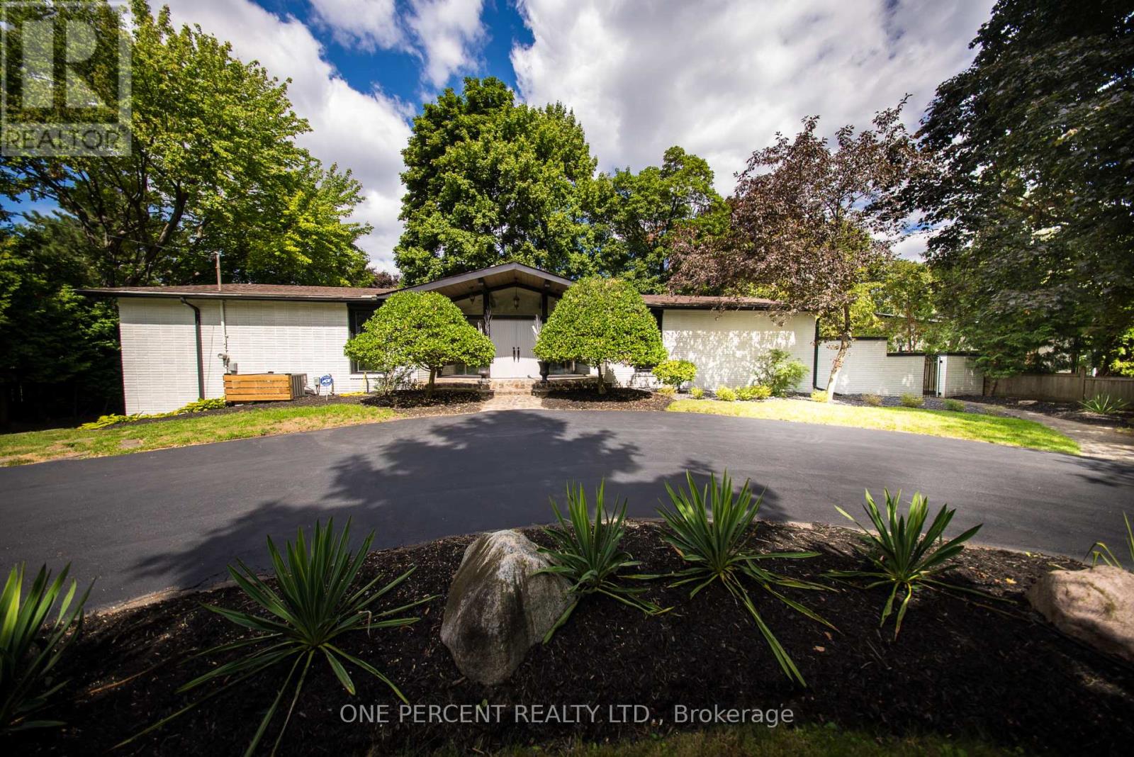 625 Sir Richards Road, Mississauga, Ontario  L5C 1A3 - Photo 3 - W12439236