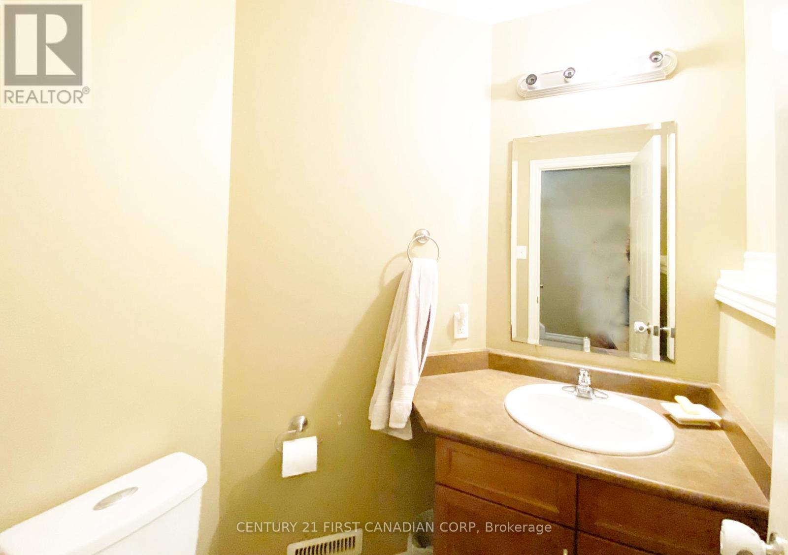 823 Oakcrossing Road, London North, Ontario  N6H 0A4 - Photo 13 - X12439242