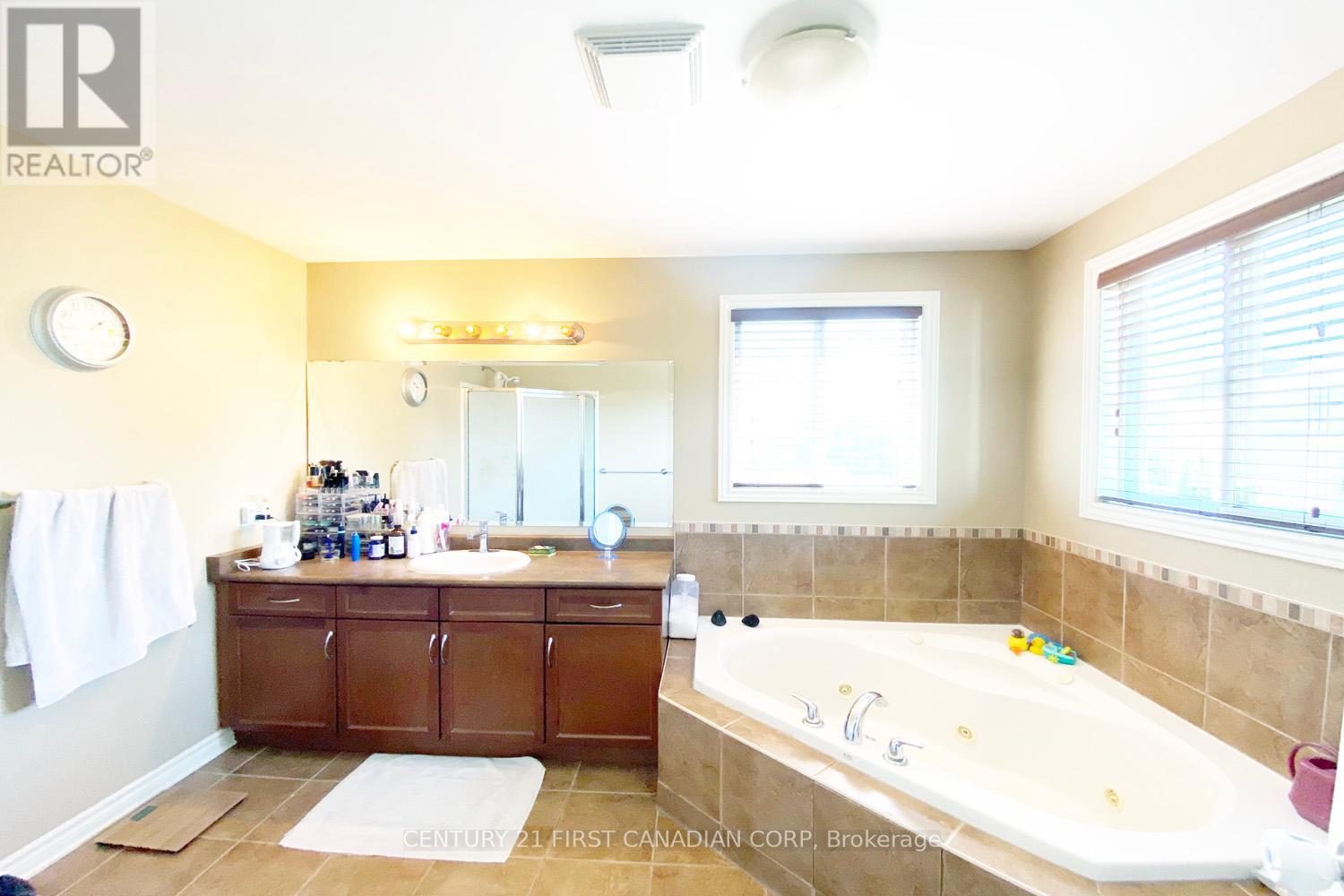 823 Oakcrossing Road, London North, Ontario  N6H 0A4 - Photo 16 - X12439242