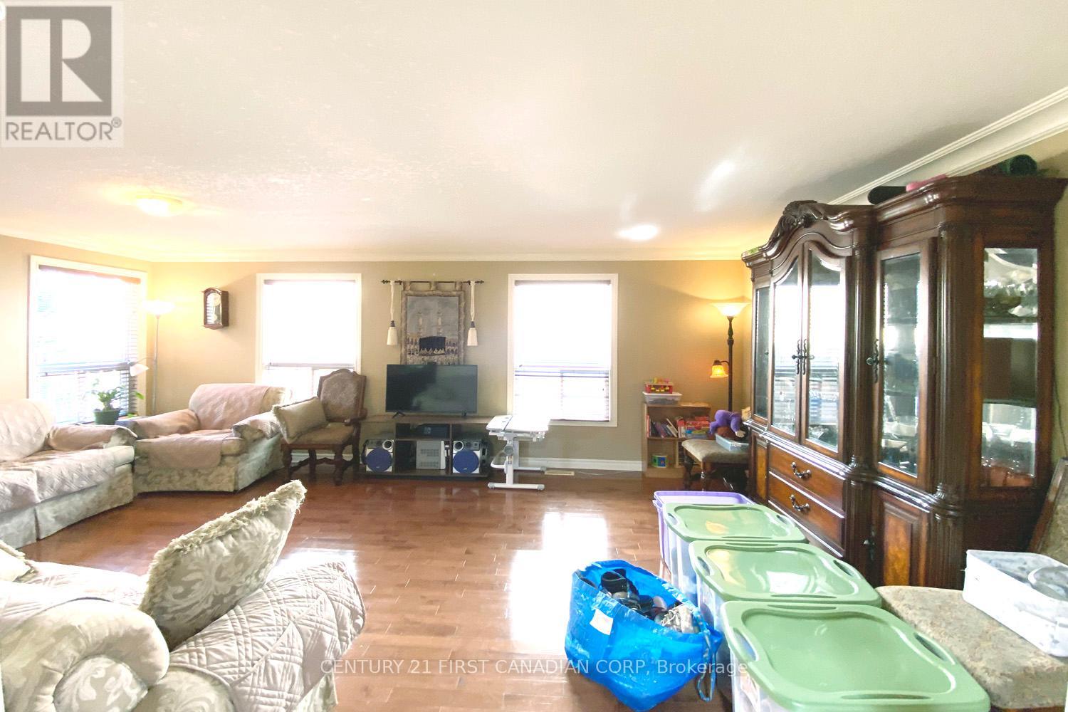 823 Oakcrossing Road, London North, Ontario  N6H 0A4 - Photo 7 - X12439242