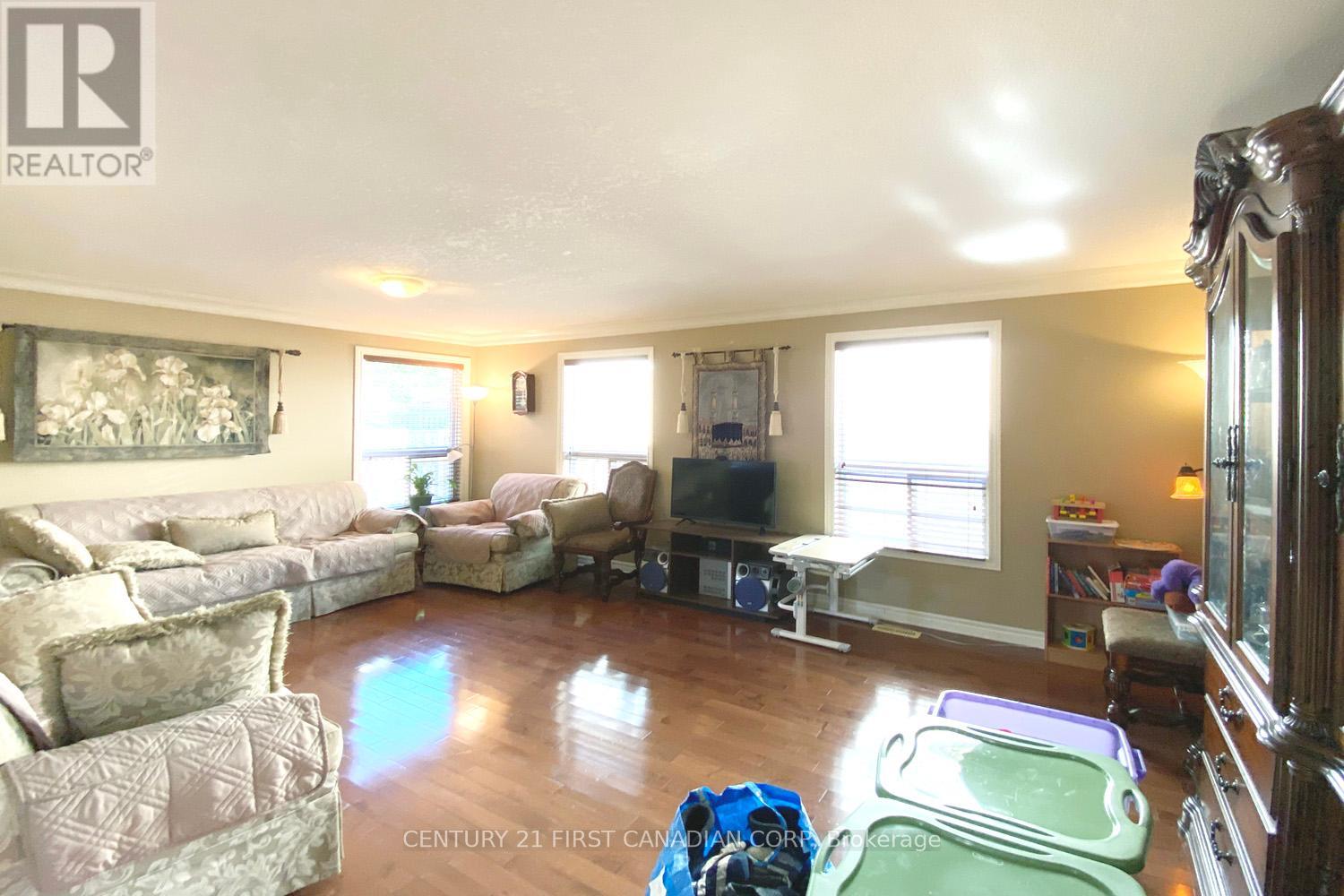 823 Oakcrossing Road, London North, Ontario  N6H 0A4 - Photo 8 - X12439242