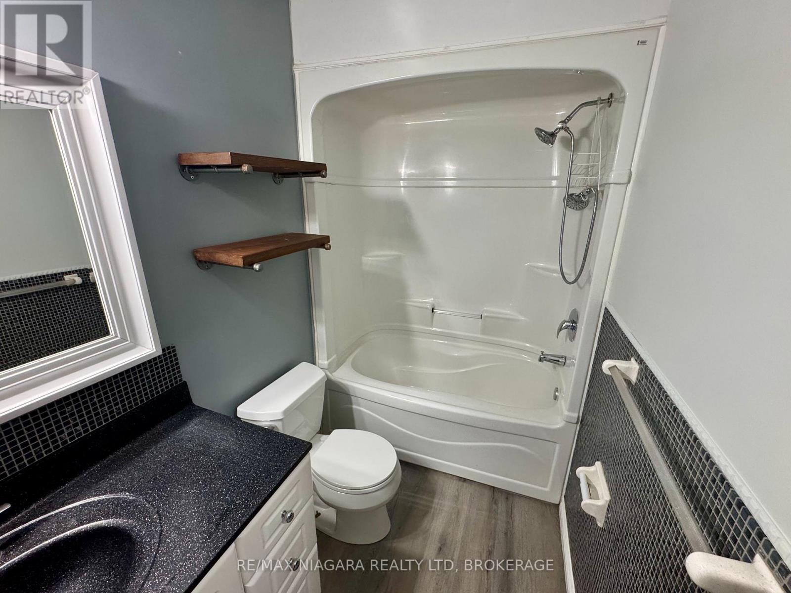 8 Lakehurst Drive, St. Catharines, Ontario  L2N 4C2 - Photo 5 - X12439119