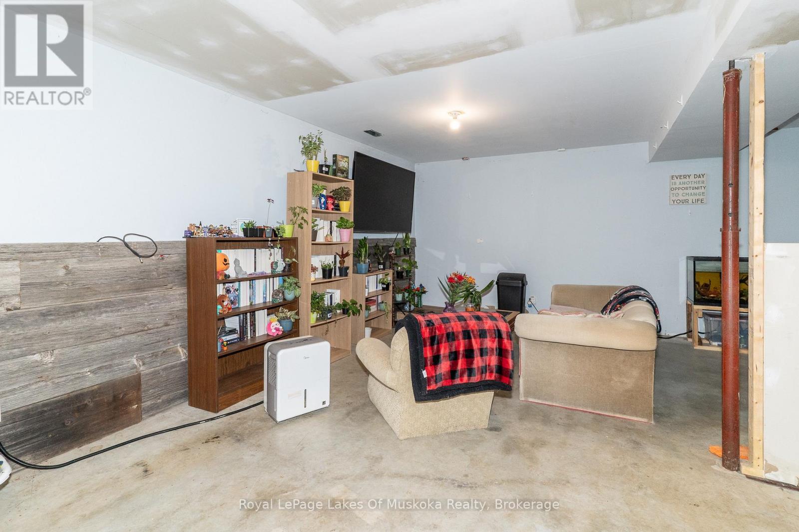 111 Alice Street, Bracebridge, Ontario  P1L 1J5 - Photo 16 - X12439300