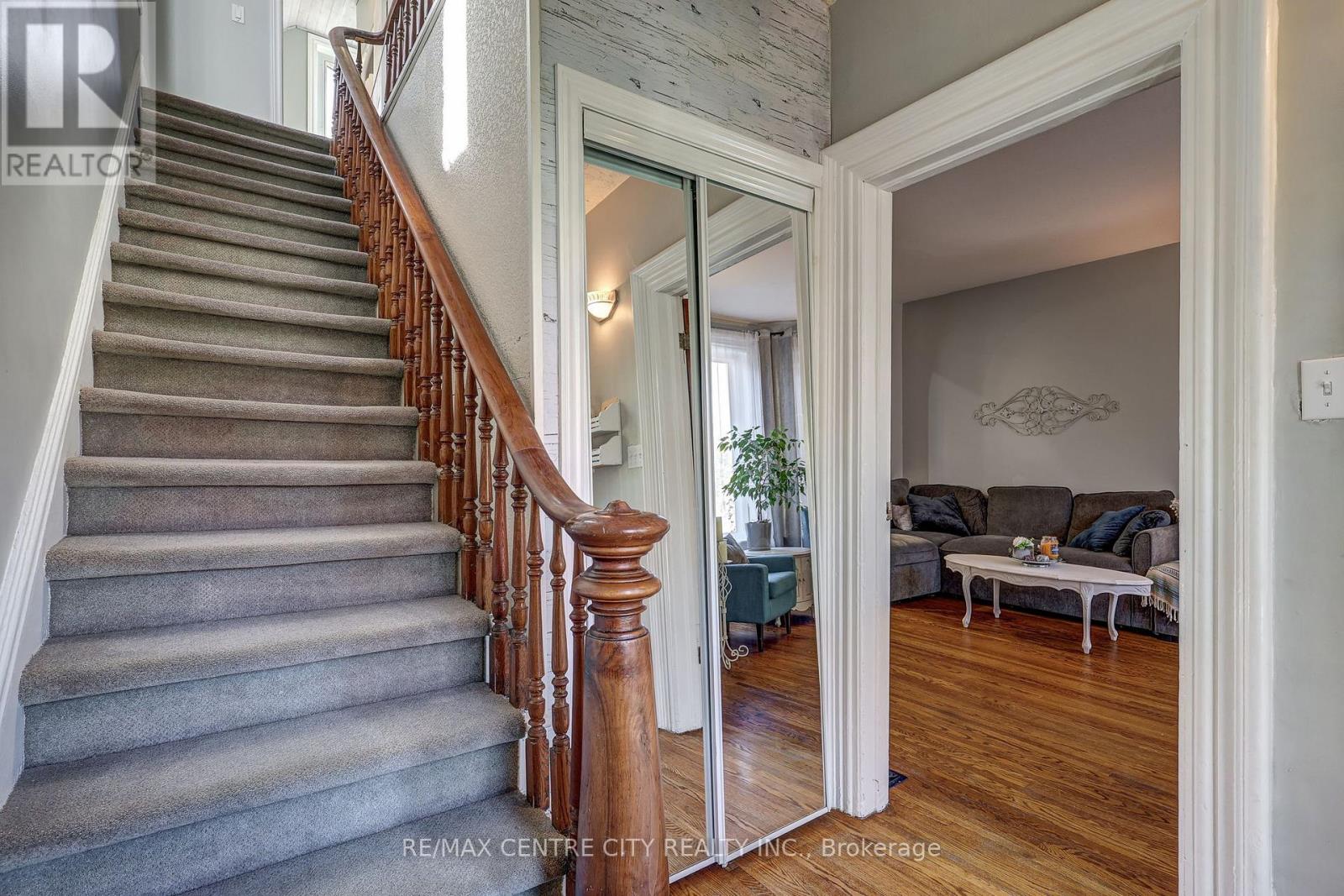 134 Wellington Street, St. Thomas, Ontario  N5R 2R6 - Photo 5 - X12439356