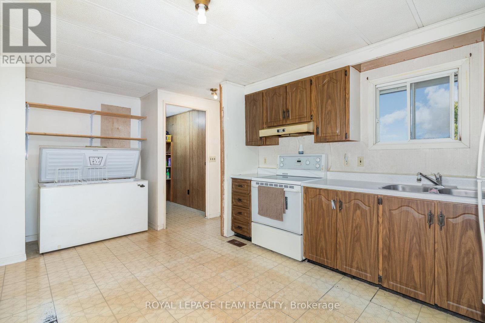 12121 Liscumb Road, North Dundas, Ontario  K0C 2K0 - Photo 11 - X12439292