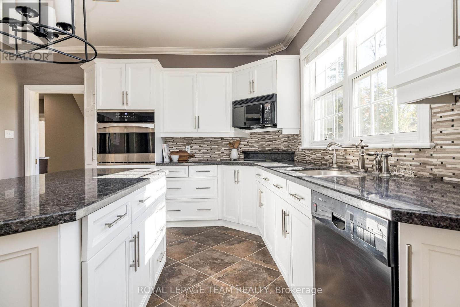 38 Marchvale Drive, Ottawa, Ontario  K2W 1C2 - Photo 15 - X12439353
