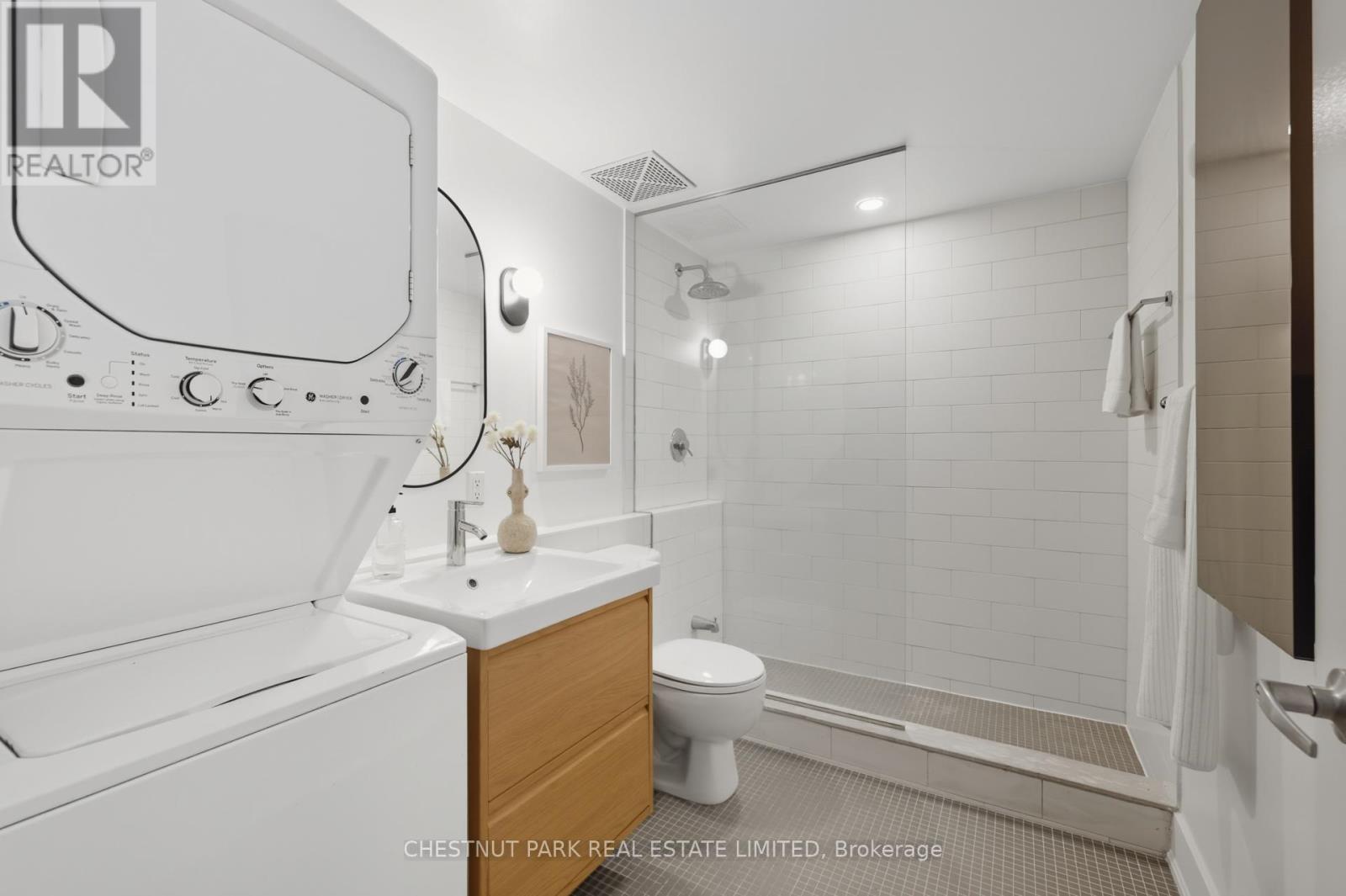 215 - 637 Lakeshore Boulevard W, Toronto, Ontario  M5V 3J6 - Photo 25 - C12439291