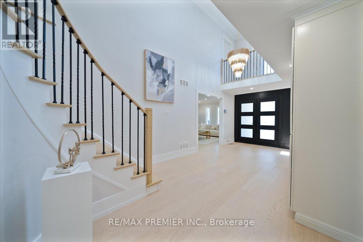 157 Jeanne Drive, Vaughan, Ontario  L4L 1X8 - Photo 5 - N12439314