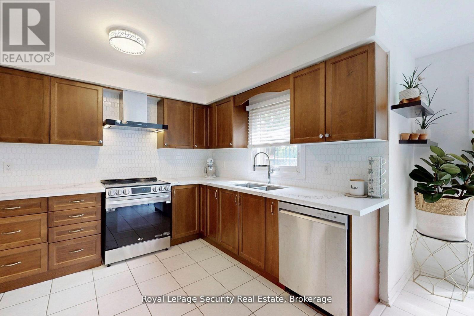 122 Browning Trail, Barrie, Ontario  L4N 6R3 - Photo 15 - S12439361