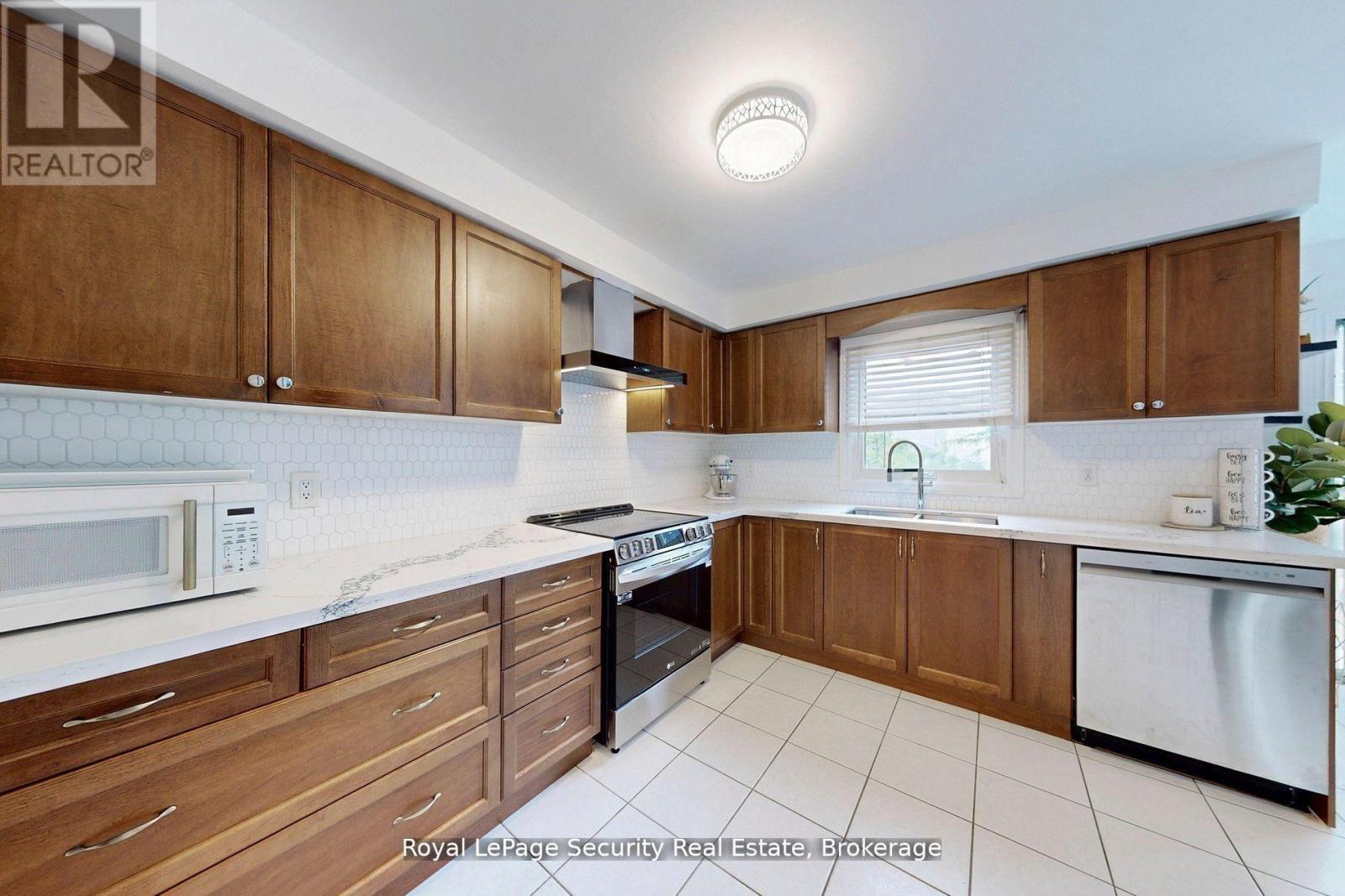 122 Browning Trail, Barrie, Ontario  L4N 6R3 - Photo 16 - S12439361