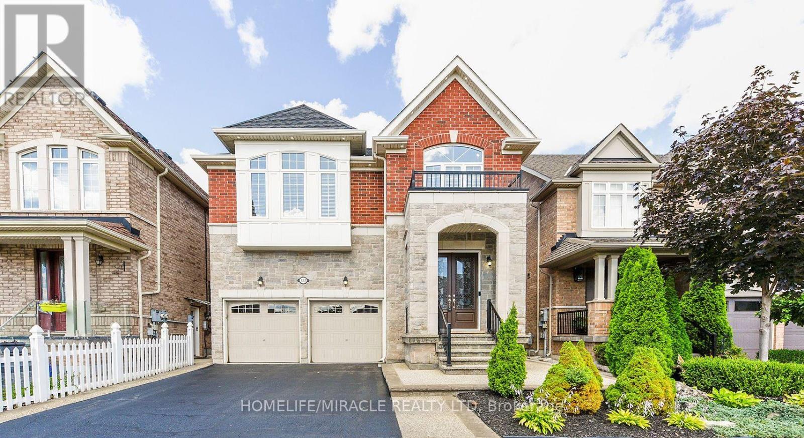 122 Bonnie Braes Drive, Brampton, Ontario  L6Y 0W7 - Photo 4 - W12439298