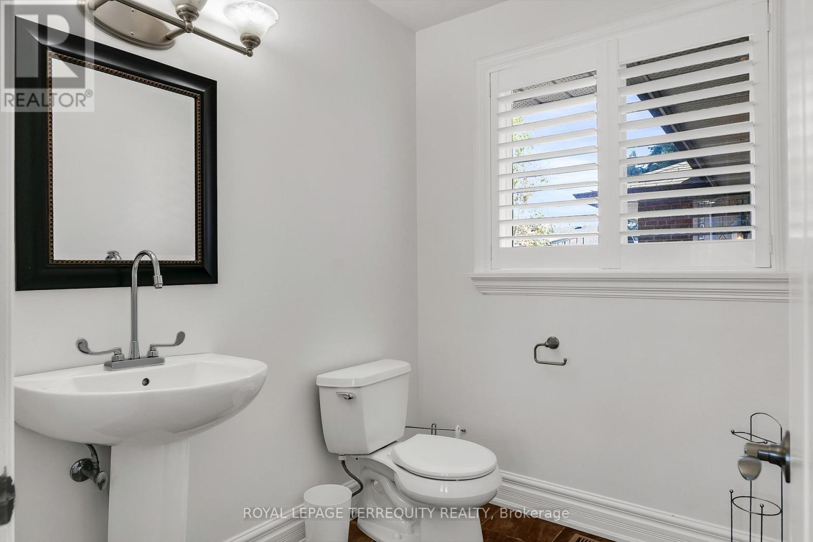 19 Wall Avenue, Toronto, Ontario  M9N 2N6 - Photo 4 - W12439310