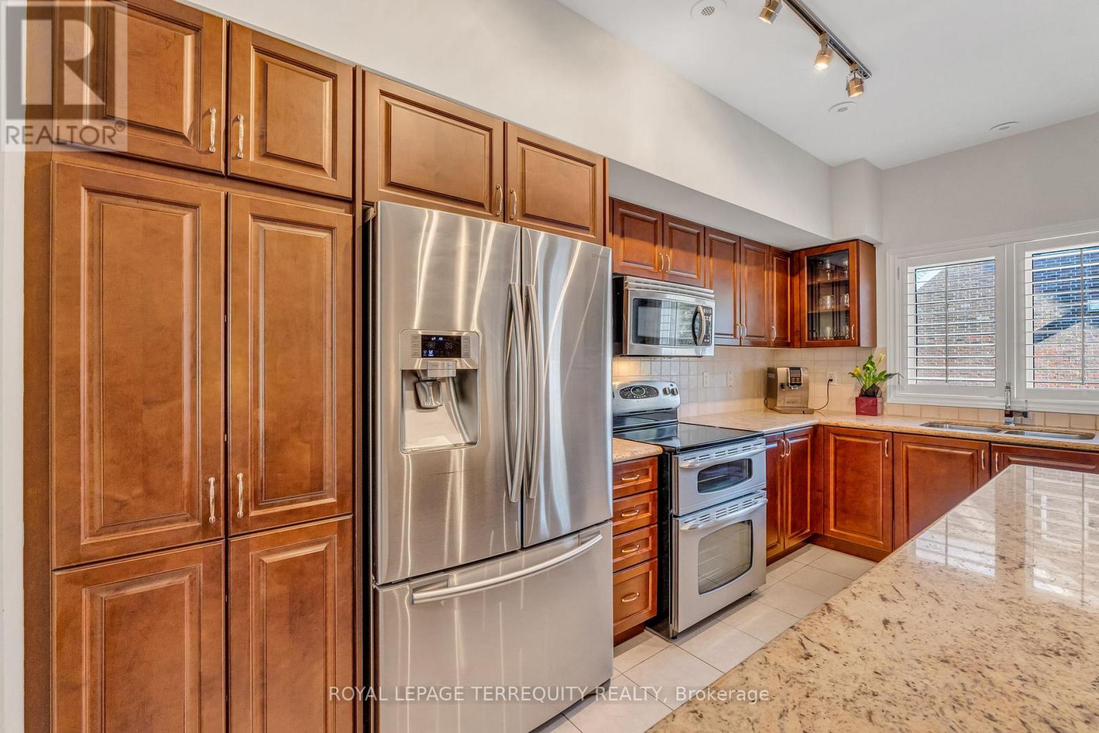 131 Nelson Street, Oakville, Ontario  L6L 3J1 - Photo 10 - W12439320