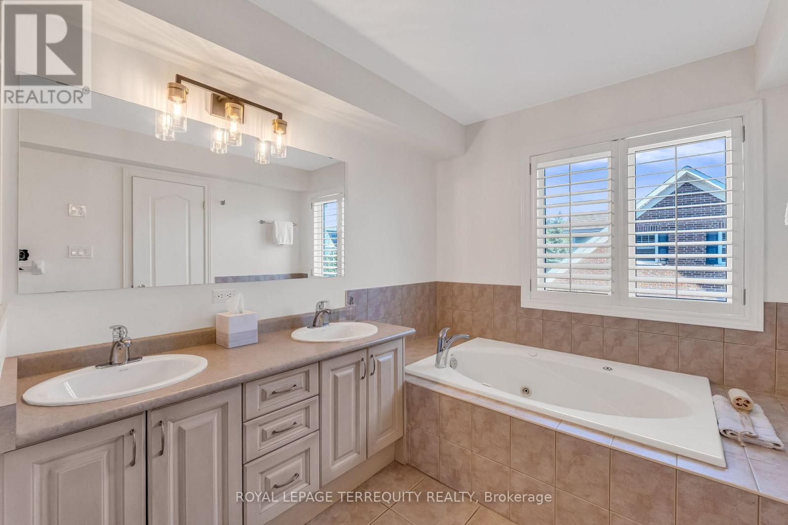 131 Nelson Street, Oakville, Ontario  L6L 3J1 - Photo 23 - W12439320