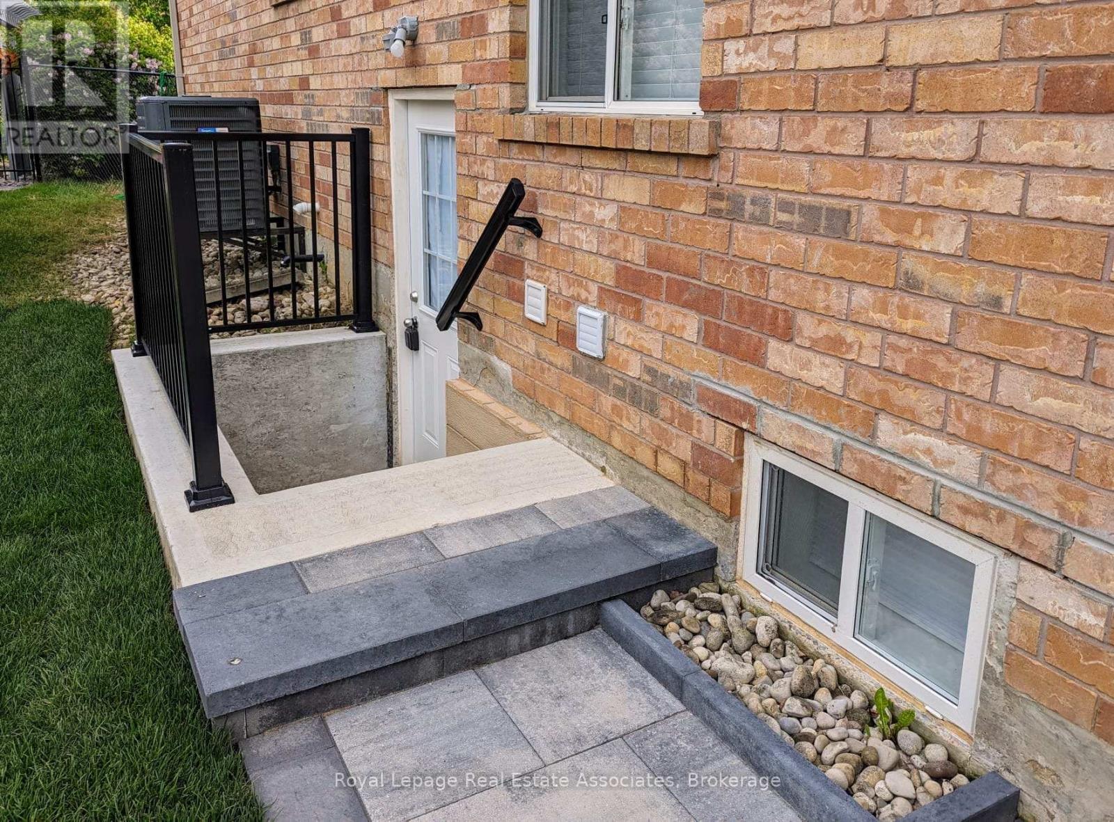 8 Mcnally Street, Halton Hills, Ontario  L7G 6B7 - Photo 2 - W12439323