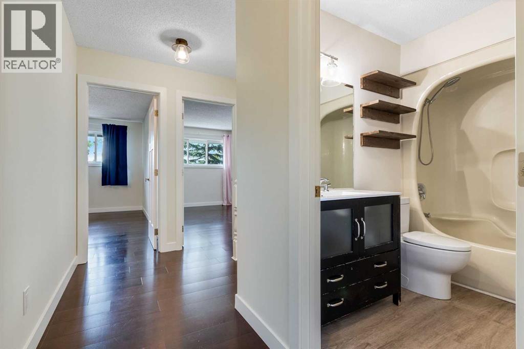 12 Deerbrook Bay Se, Calgary, Alberta  T2J 5Z8 - Photo 21 - A2254781