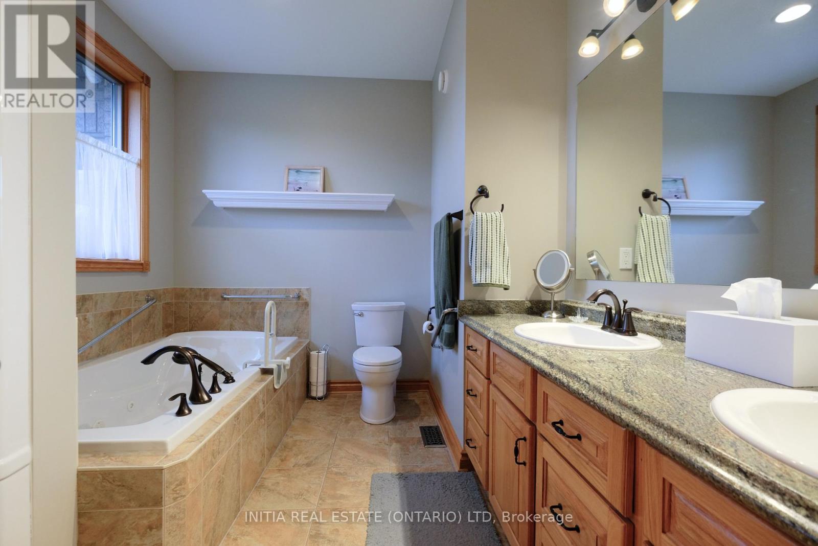 7284 Calvert Drive, Strathroy-Caradoc, Ontario  N7G 3H5 - Photo 13 - X12439364