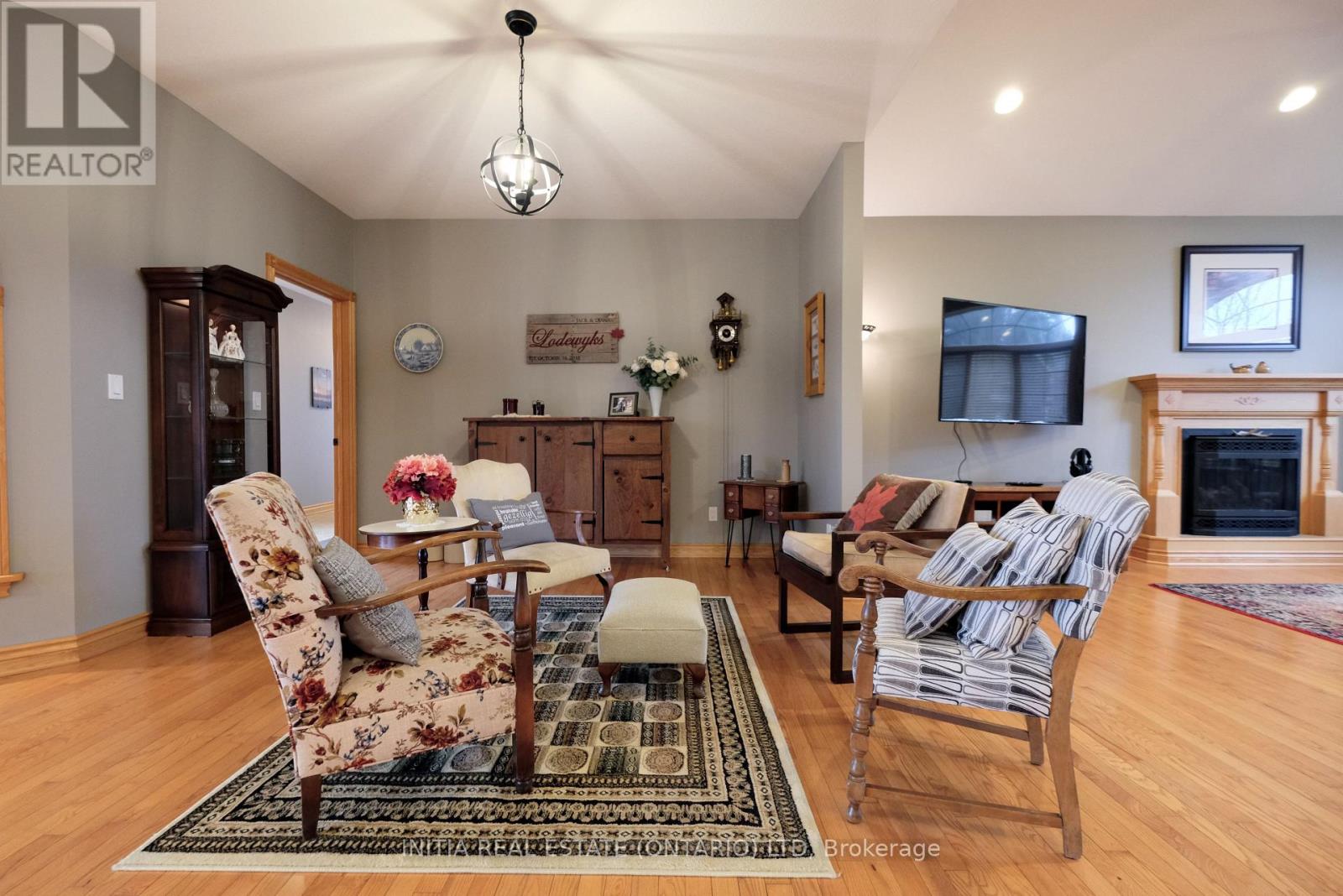 7284 Calvert Drive, Strathroy-Caradoc, Ontario  N7G 3H5 - Photo 17 - X12439364