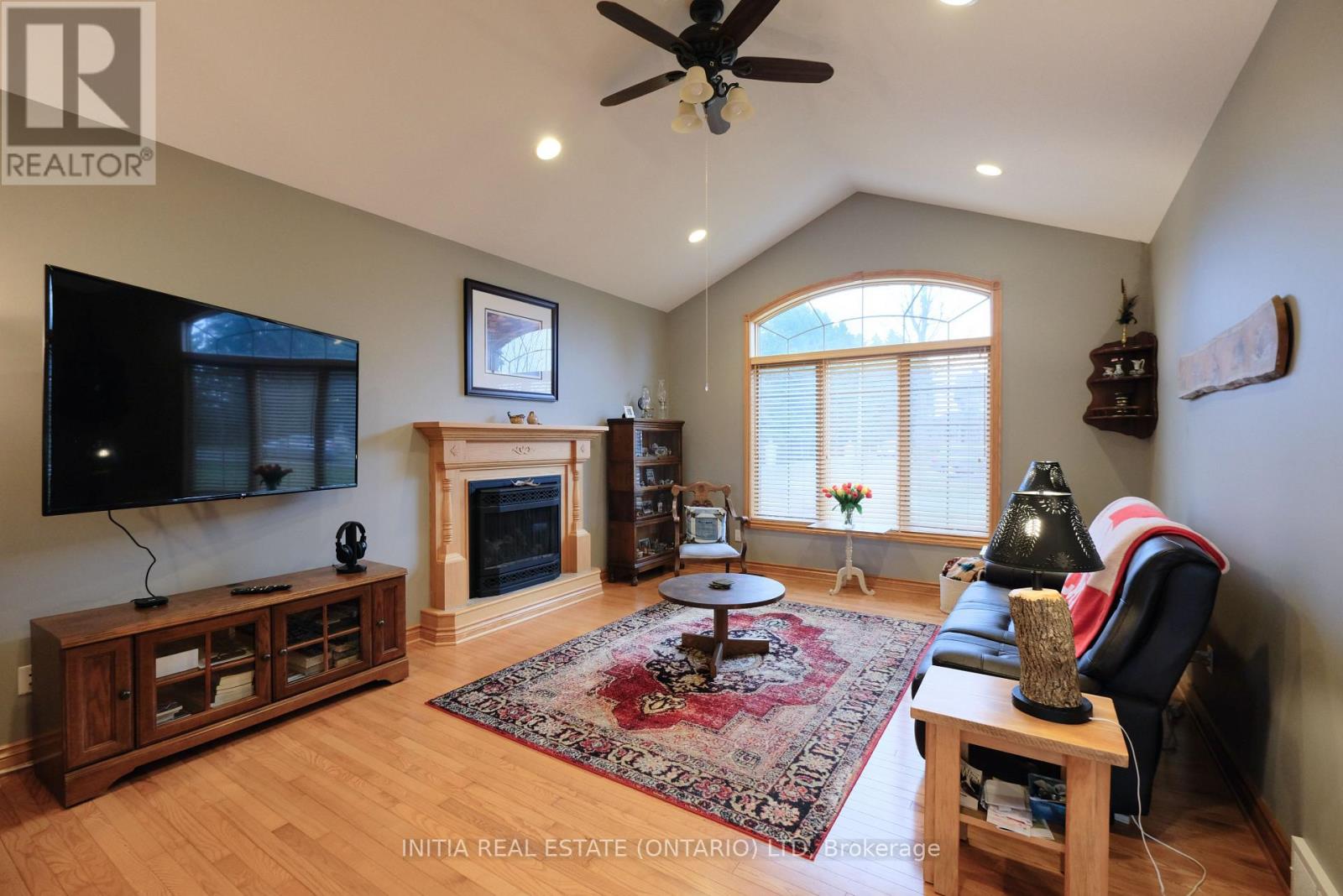 7284 Calvert Drive, Strathroy-Caradoc, Ontario  N7G 3H5 - Photo 5 - X12439364