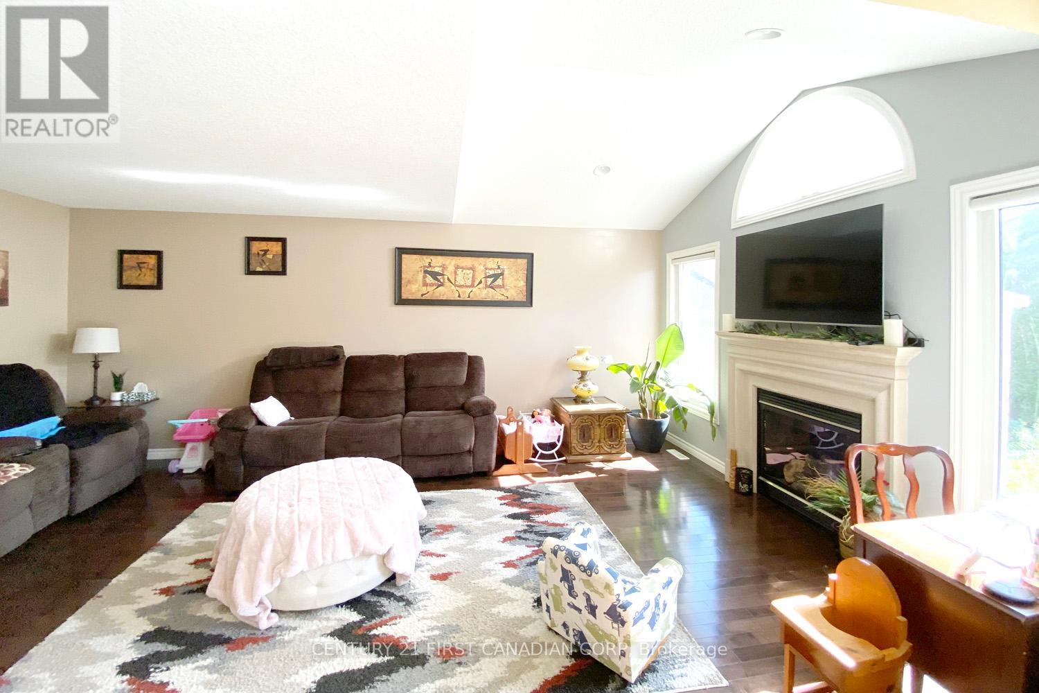 1177 Smither Road, London North, Ontario  N6G 5R8 - Photo 5 - X12439409