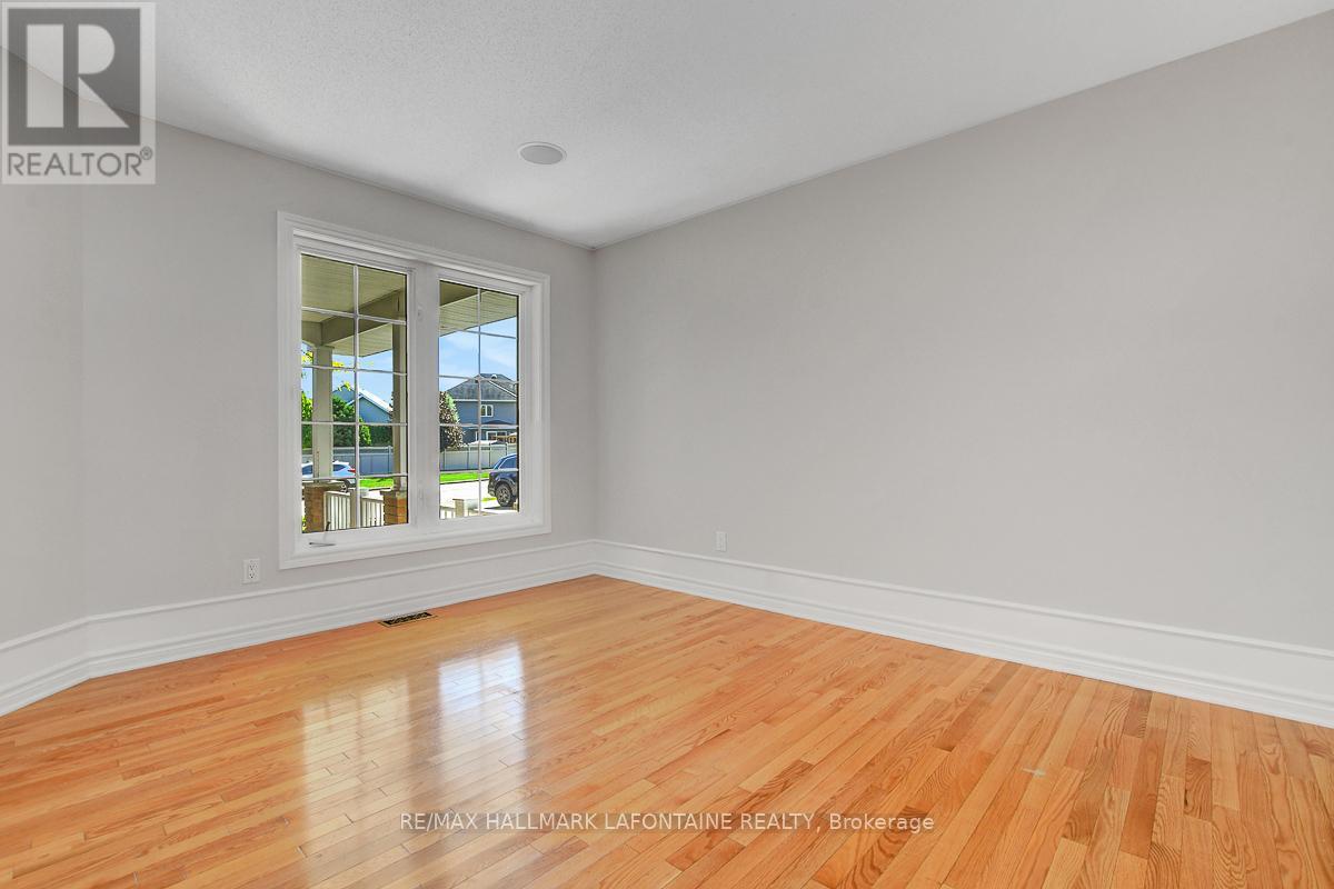 919 Scala Avenue, Ottawa, Ontario  K4A 4M7 - Photo 4 - X12439451