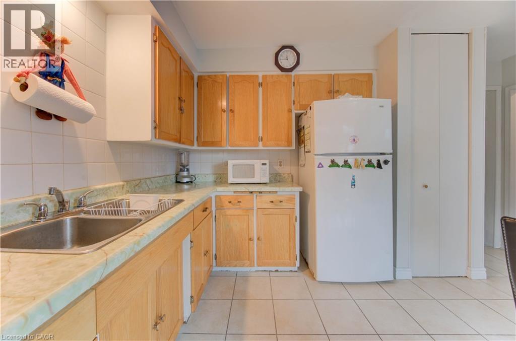 4 Flint Drive, Kitchener, Ontario  N2E 1A2 - Photo 12 - 40770734