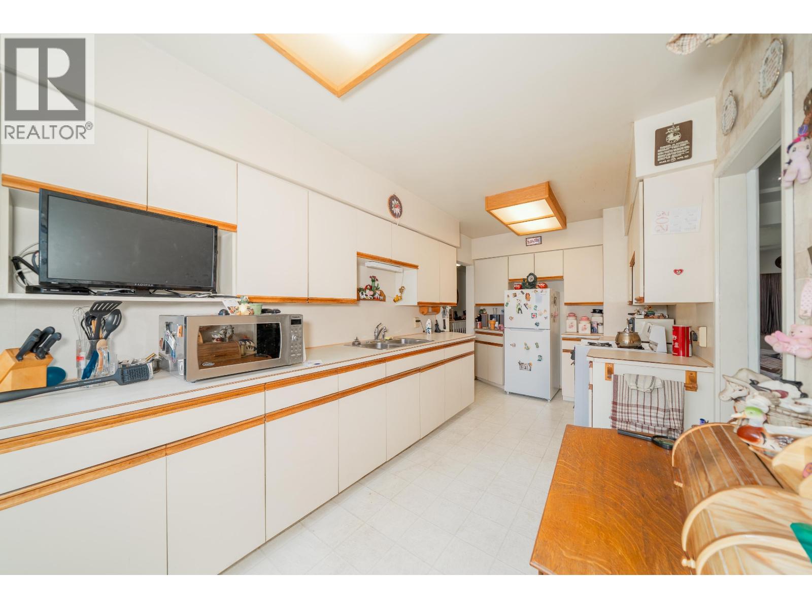 4277 Castlewood Crescent, Burnaby, British Columbia  V5G 2M1 - Photo 11 - R3054272