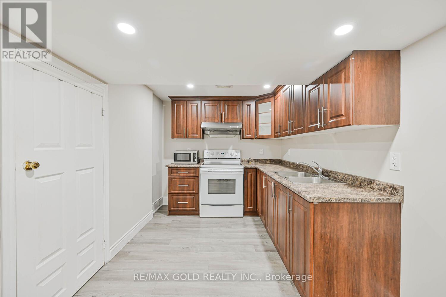 3 Freshspring Drive, Brampton, Ontario  L6R 3H6 - Photo 35 - W12435621