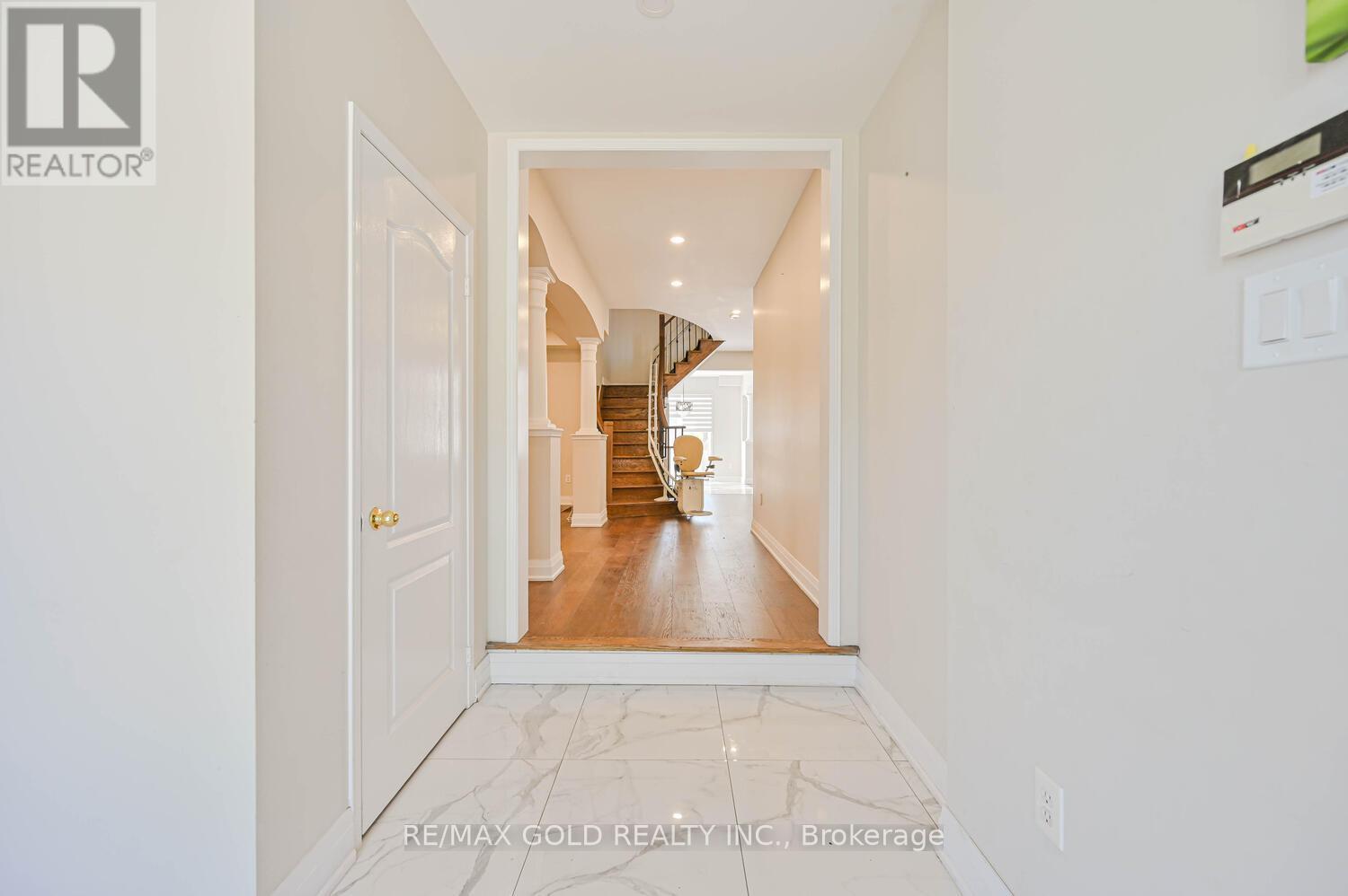 3 Freshspring Drive, Brampton, Ontario  L6R 3H6 - Photo 4 - W12435621