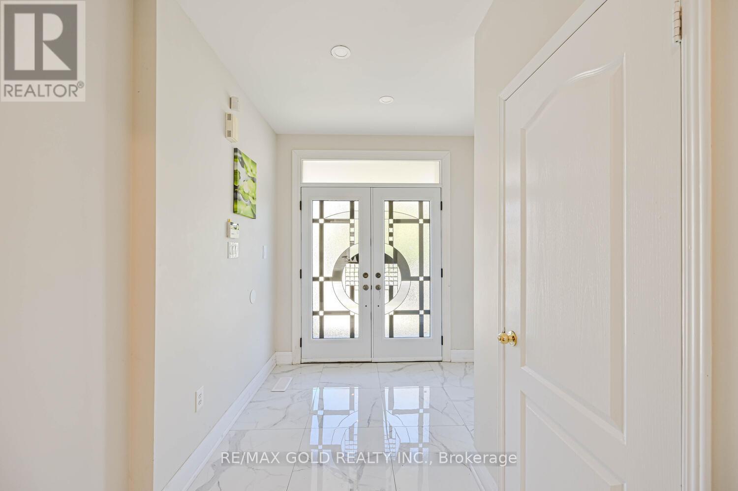 3 Freshspring Drive, Brampton, Ontario  L6R 3H6 - Photo 3 - W12435621