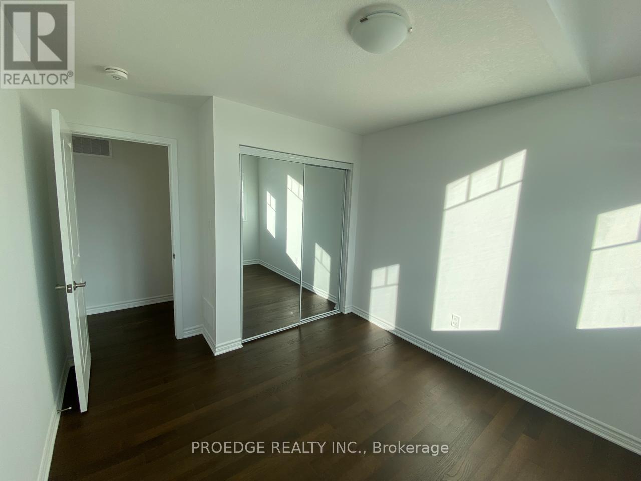 316 Rosenberg Way E, Kitchener, Ontario  N2R 0V4 - Photo 12 - X12433631
