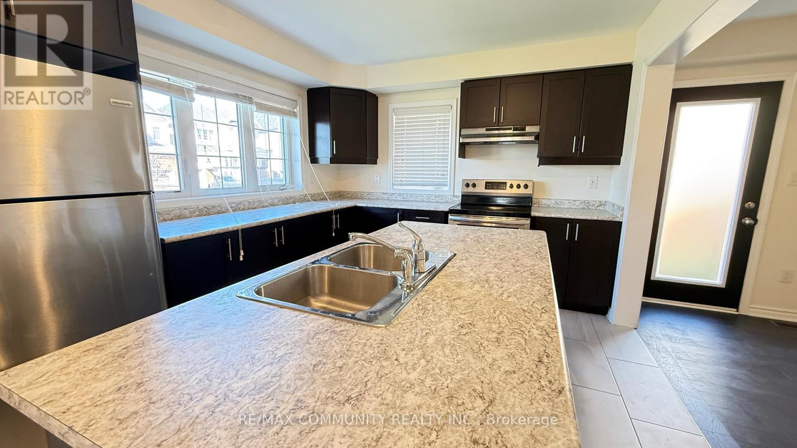 46 Kilmarnock Crescent, Whitby, Ontario  L1P 0E9 - Photo 2 - E12439456