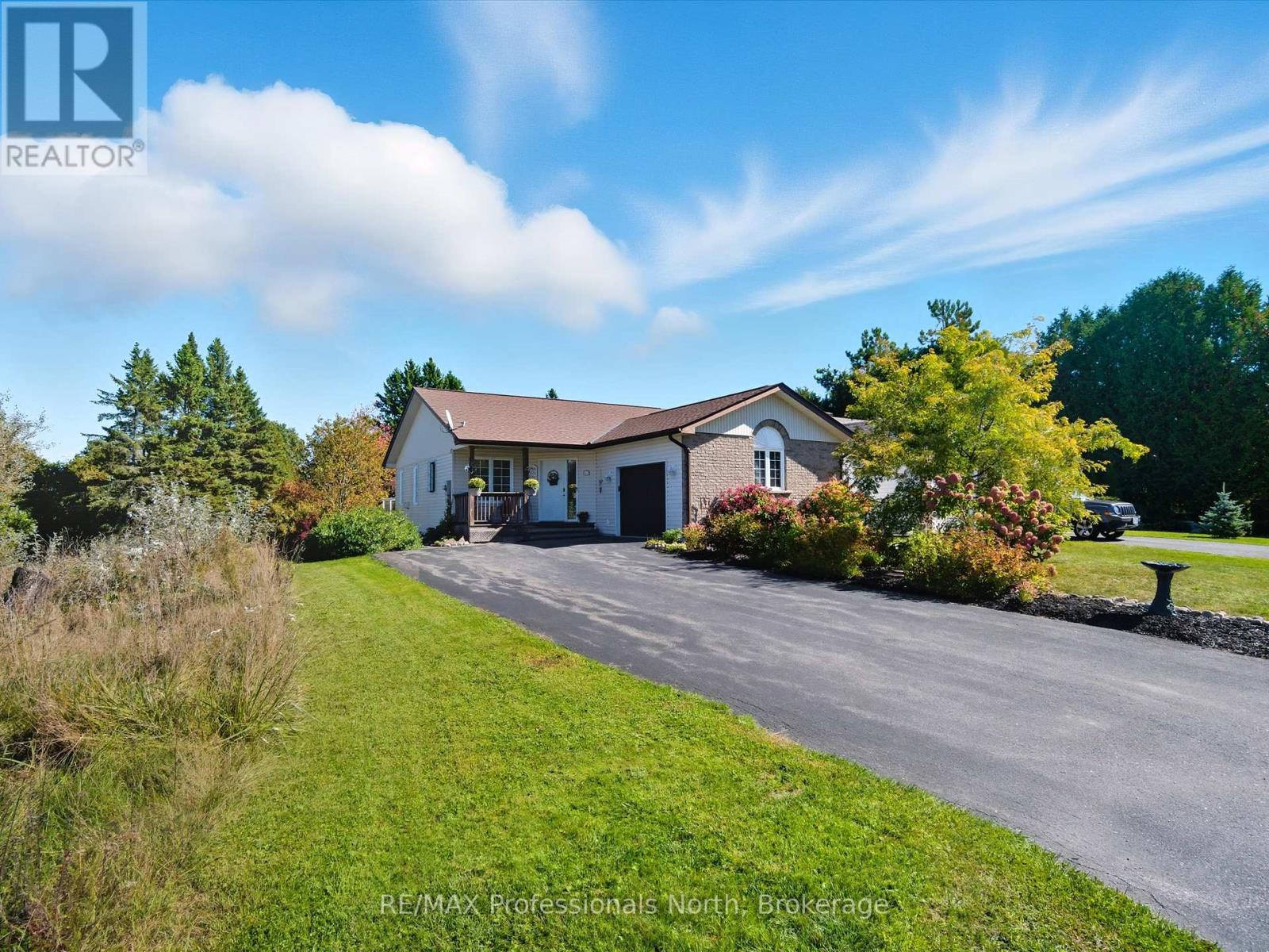 17 Keall Crescent, Bracebridge, Ontario  P1L 1Y4 - Photo 2 - X12439527