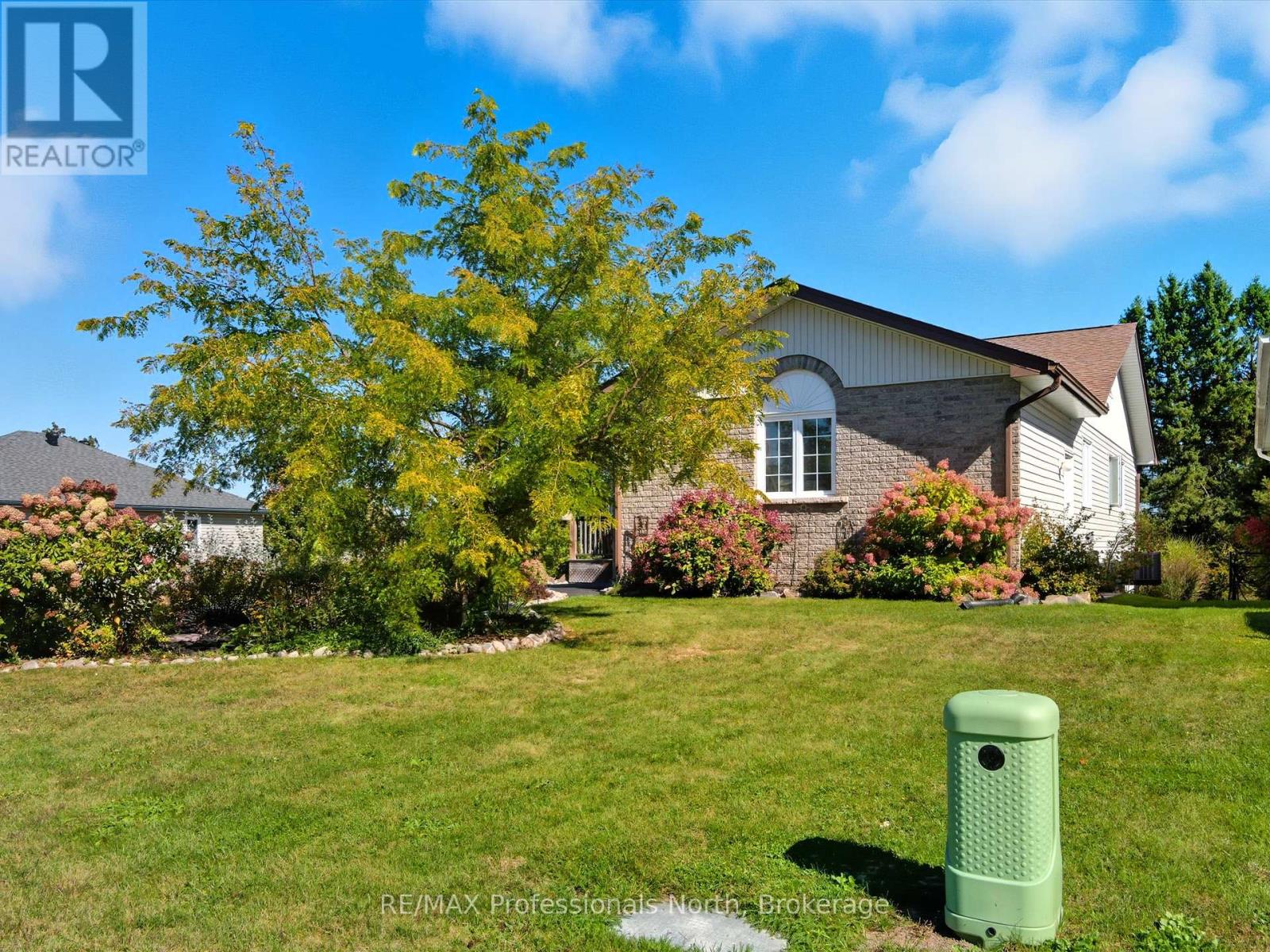 17 Keall Crescent, Bracebridge, Ontario  P1L 1Y4 - Photo 4 - X12439527