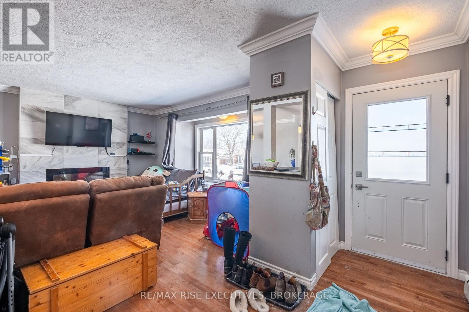 20 Elizabeth Avenue, Kingston, Ontario  K7M 3G8 - Photo 3 - X12439569