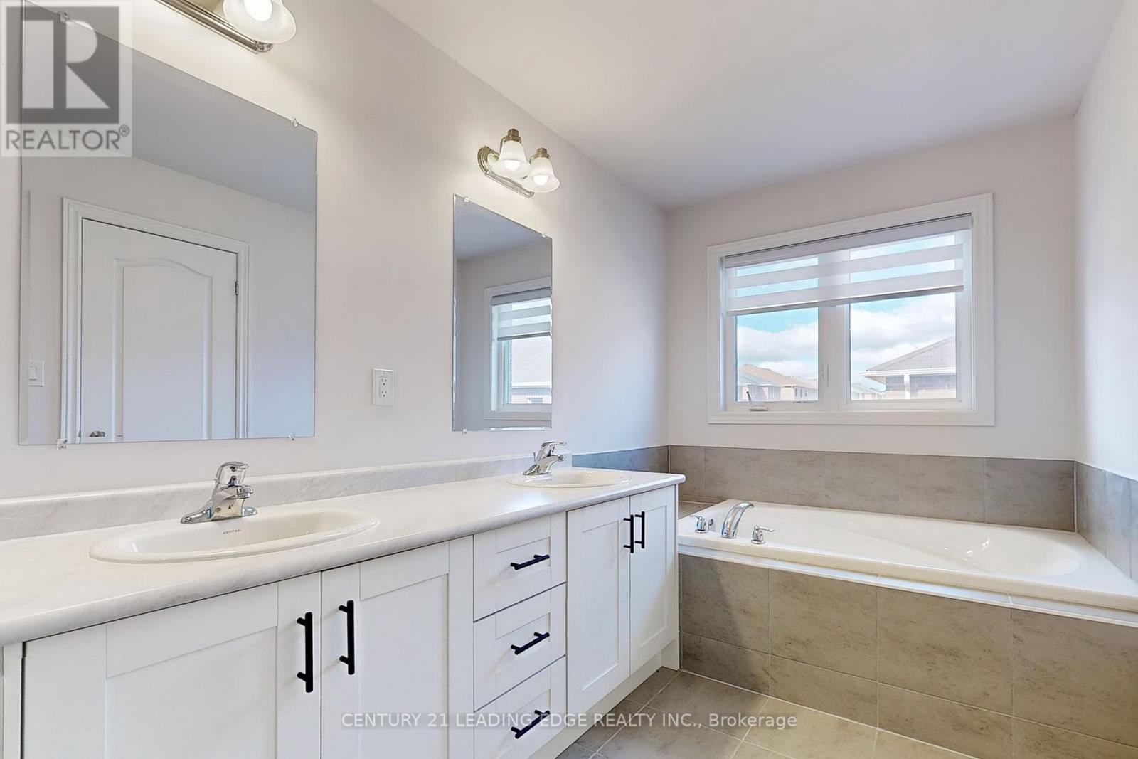 56 Cupples Farm Lane, East Gwillimbury, Ontario  L0G 1M0 - Photo 14 - N12439393