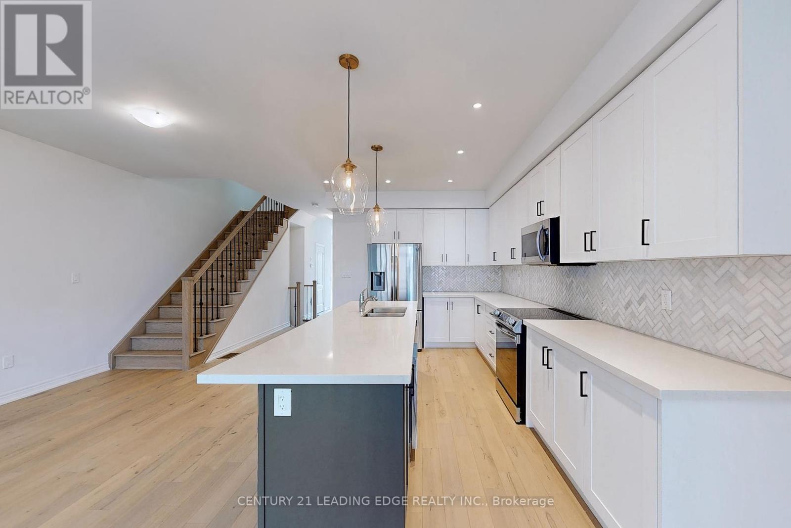 56 Cupples Farm Lane, East Gwillimbury, Ontario  L0G 1M0 - Photo 8 - N12439393
