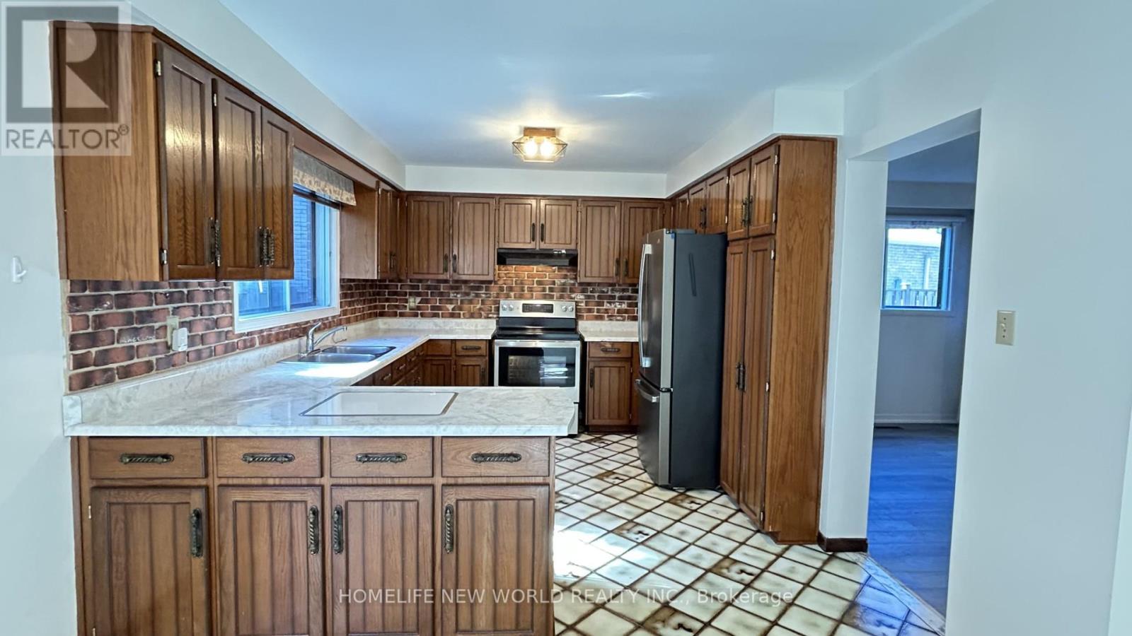 93 Willowbrook Road, Markham, Ontario  L3T 5K7 - Photo 5 - N12439441