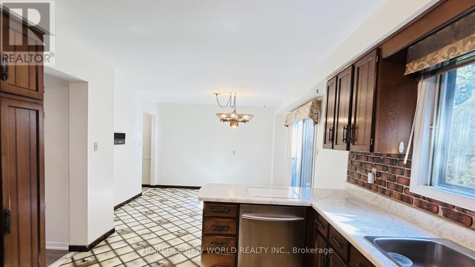 93 Willowbrook Road, Markham, Ontario  L3T 5K7 - Photo 7 - N12439441