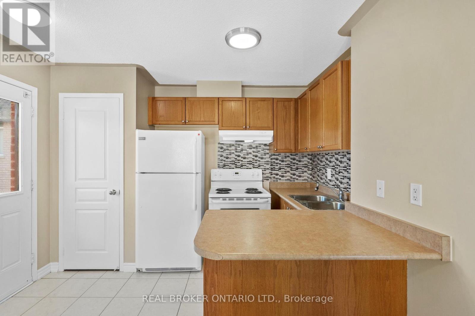 Rear - 496 White's Hill Avenue, Markham, Ontario  L6B 0J9 - Photo 5 - N12439453