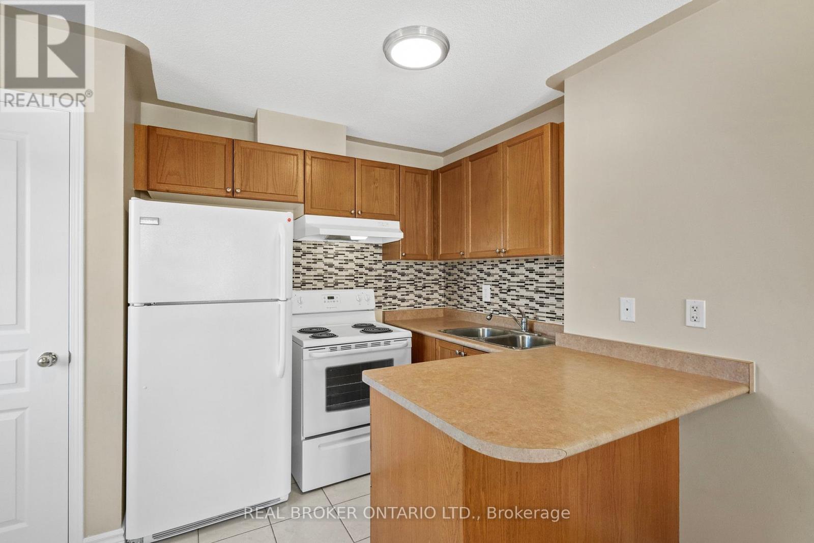 Rear - 496 White's Hill Avenue, Markham, Ontario  L6B 0J9 - Photo 7 - N12439453