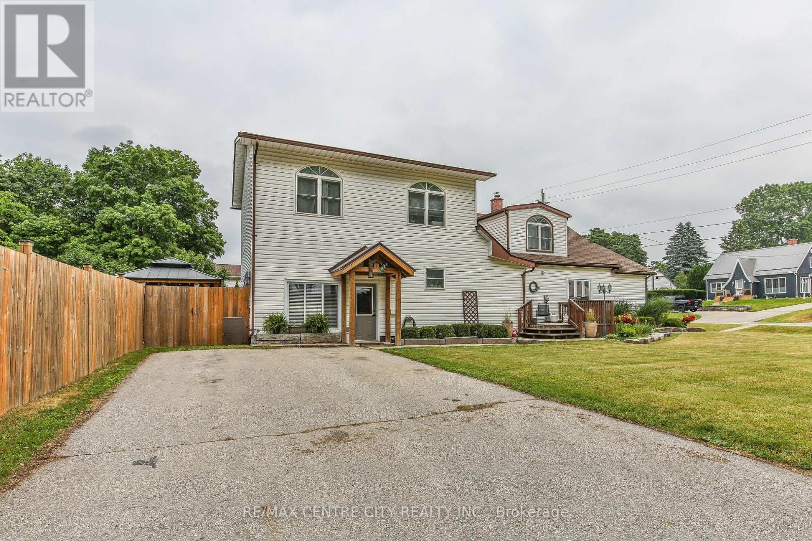 13 Potters Road N, Tillsonburg, Ontario  N4G 2G9 - Photo 3 - X12439497