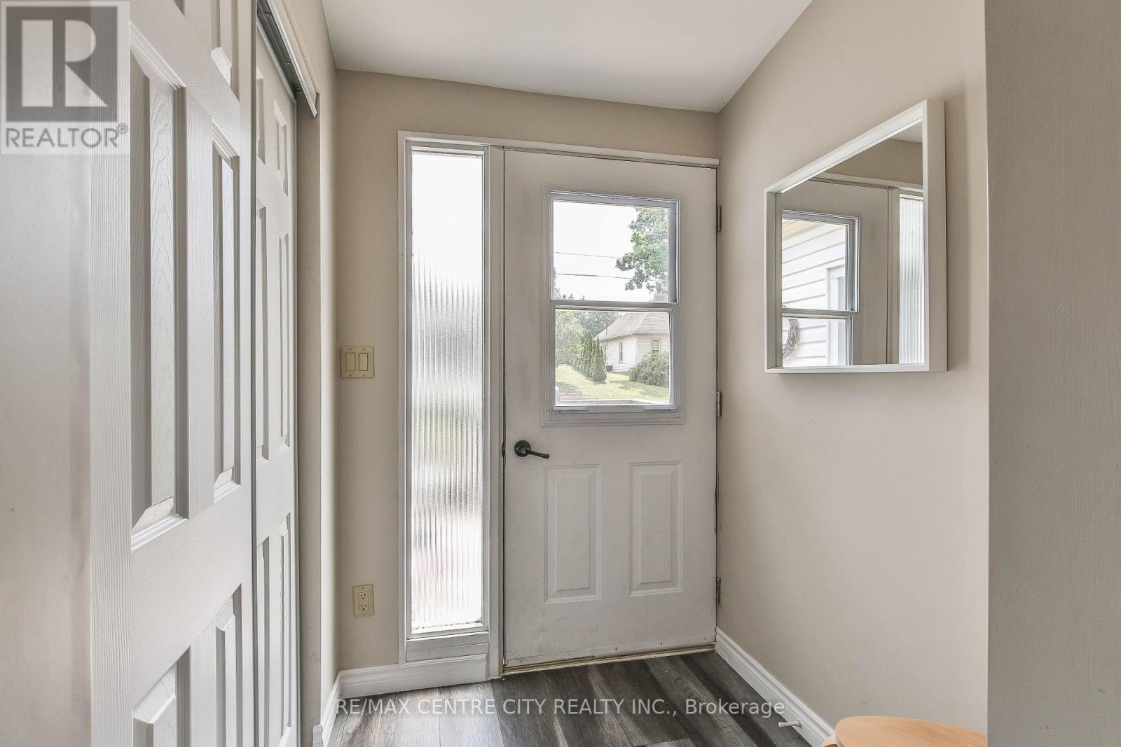 13 Potters Road N, Tillsonburg, Ontario  N4G 2G9 - Photo 5 - X12439497