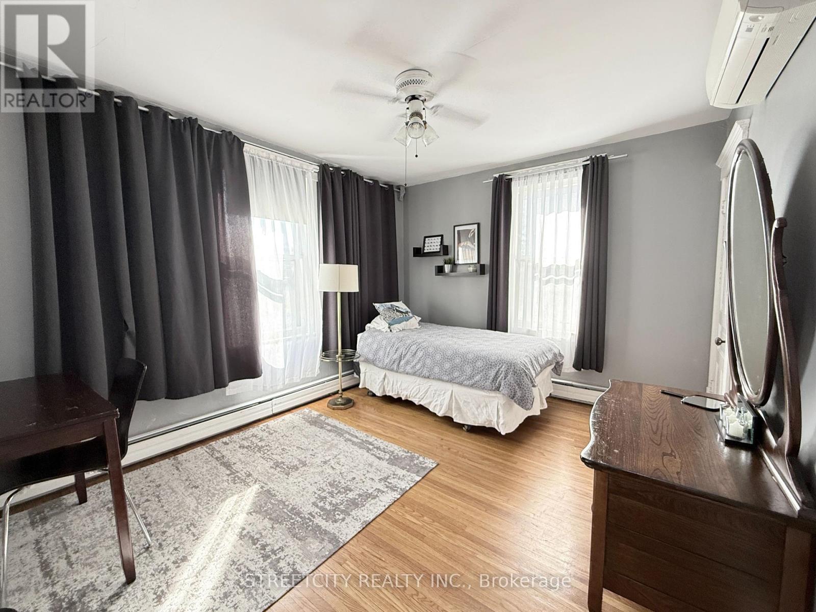 204 London Road, Sarnia, Ontario  N7T 4V5 - Photo 11 - X12439502