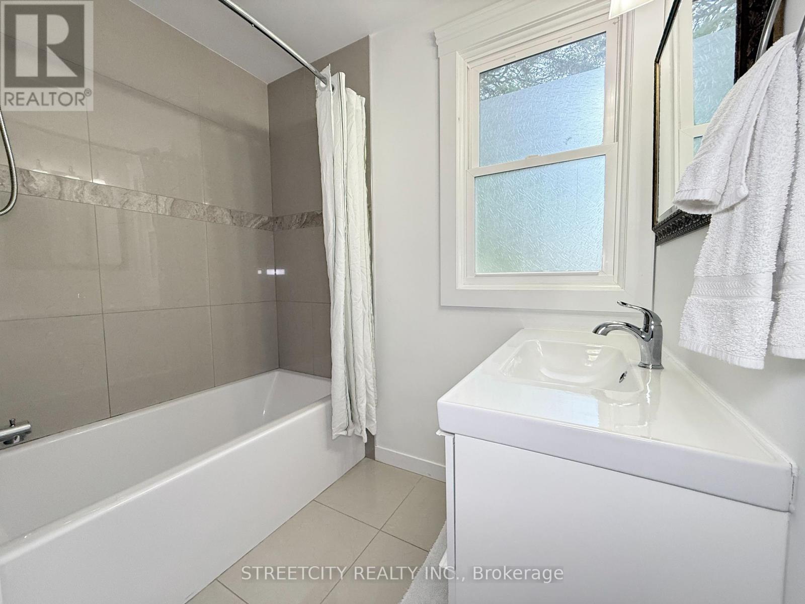 204 London Road, Sarnia, Ontario  N7T 4V5 - Photo 15 - X12439502